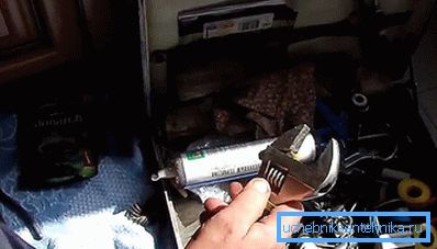 Maintenant, vous devez connecter le mélangeur aux tuyaux Maintenant, vous devez connecter le mélangeur aux tuyaux