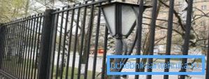 Mais la clôture semble attrayante à partir du matériau décrit par nous Sur cette photo, vous pouvez voir la clôture du matériau décrit par nous.