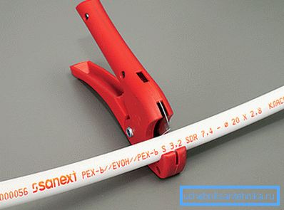 Coupez soigneusement la pièce avec un outil. Coupez soigneusement la pièce avec un outil.