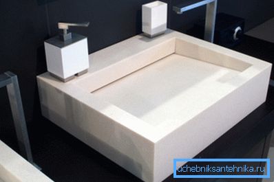 Les produits acryliques peuvent imiter la céramique ou la pierre. Les produits acryliques peuvent imiter la céramique ou la pierre.