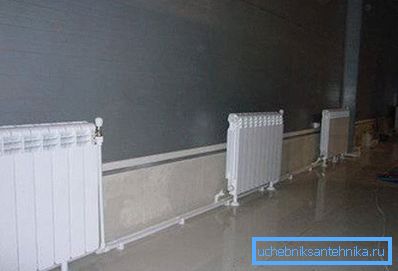 Piles en aluminium, fixées au plan inférieur. Piles en aluminium, fixées au plan inférieur.
