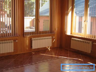 Radiateurs en aluminium à l'intérieur d'une maison de campagne Radiateurs en aluminium à l'intérieur d'une maison de campagne