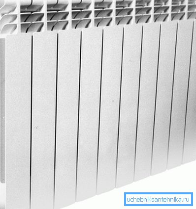 Le radiateur en aluminium est en tête grâce à la conductivité thermique élevée et aux ailettes développées. Le radiateur en aluminium est en tête grâce à la conductivité thermique élevée et aux ailettes développées.