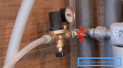 Alimentation automatique du système de chauffage lorsque la pression dans le système chute en dessous de 1,8 bar Alimentation automatique du système de chauffage lorsque la pression dans le système chute en dessous de 1,8 bar