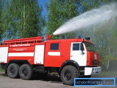 Voiture équipée de matériel de lutte contre l'incendie Voiture équipée de matériel de lutte contre l'incendie