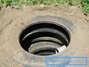 Pneus de voiture d'un trou de vidange. Pneus de voiture d'un trou de vidange.