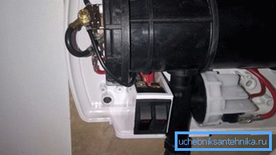 Réservoir avec échangeur de chaleur à l'intérieur de l'appareil.