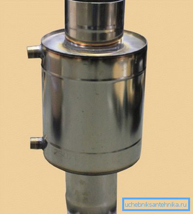 Réservoir pour chauffer l'eau sur la cheminée Réservoir pour chauffer l'eau sur la cheminée