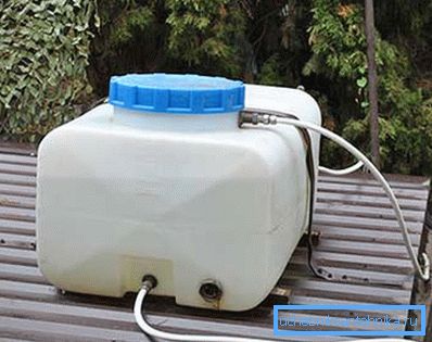 Réservoir sur le toit de la douche d'été. Réservoir sur le toit de la douche d'été.