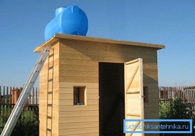 Réservoir de toit vous fournira de l'eau chaude en été Réservoir de toit vous fournira de l'eau chaude en été