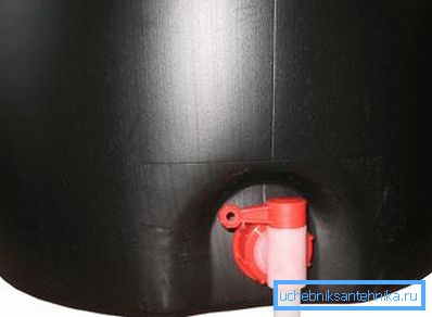 Réservoir avec loquet en plastique. Réservoir avec loquet en plastique.