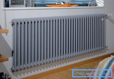 Batterie de chauffage à l'intérieur d'une maison moderne. Batterie de chauffage à l'intérieur d'une maison moderne.