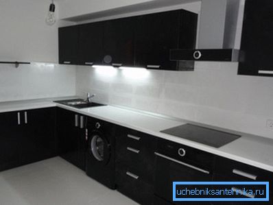 Dessus de table blanc et évier noir à l'intérieur de cuisine moderne Dessus de table blanc et évier noir à l'intérieur de cuisine moderne