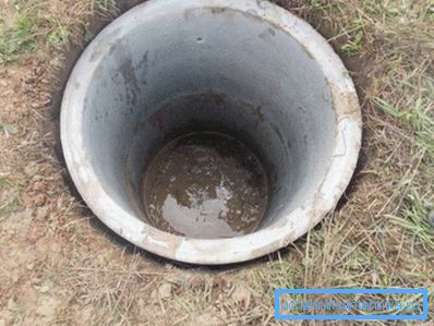Il est impossible de continuer à travailler sans pompe - l'eau arrive très vite Il est impossible de continuer à travailler sans pompe - l'eau arrive très vite