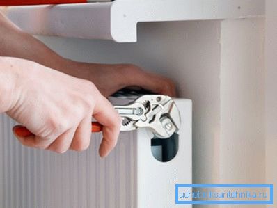 Les radiateurs de chauffage bimétalliques avec une connexion inférieure sont installés dans des câbles de tuyaux souterrains ou de plinthes. Les radiateurs de chauffage bimétalliques avec une connexion inférieure sont installés dans des câbles de tuyaux souterrains ou de plinthes.