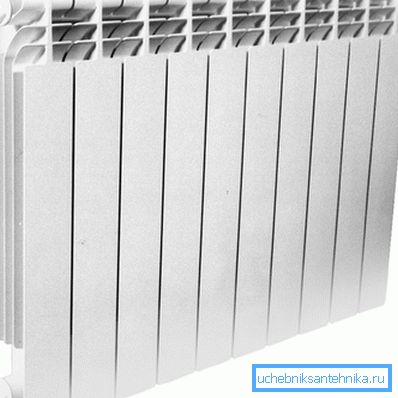 Le radiateur bimétallique 500 x 80 x 80 se compose d’un insert en acier et d’une enveloppe extérieure en aluminium Le radiateur bimétallique 500 x 80 x 80 se compose d’un insert en acier et d’une enveloppe extérieure en aluminium