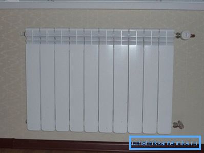 Le radiateur bimétallique ne ressemble en rien à l'aluminium, et à l'intérieur se trouve un cadre en tubes d'acier. Le radiateur bimétallique ne ressemble en rien à l'aluminium, et à l'intérieur se trouve un cadre en tubes d'acier.
