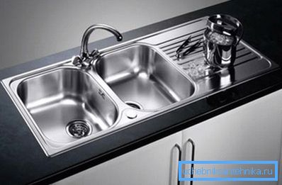 L'acier brillant a fière allure sur le fond d'un plateau presque noir L'acier brillant a fière allure sur le fond d'un plateau presque noir