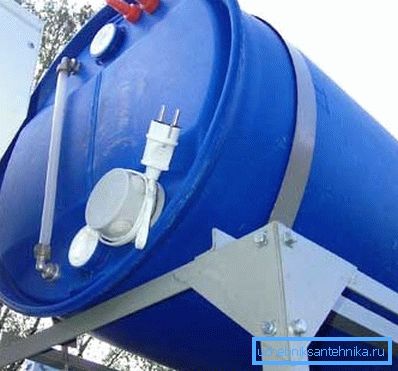 Un tonneau pour une douche de campagne avec chauffage est également équipé d'un système de contrôle du niveau d'eau afin que vous puissiez voir combien il reste. Un tonneau pour une douche de campagne avec chauffage est également équipé d'un système de contrôle du niveau d'eau afin que vous puissiez voir combien il reste.