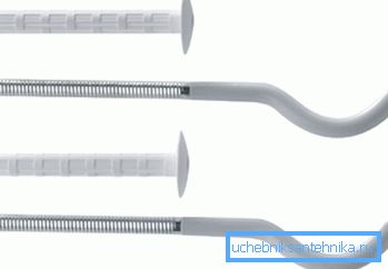 Des batteries plus légères et plus petites sont montées sur des crochets d’ancrage en acier. Des batteries plus légères et plus petites sont montées sur des crochets d’ancrage en acier.