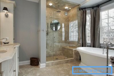 Grande salle de bain avec douche et bain standard