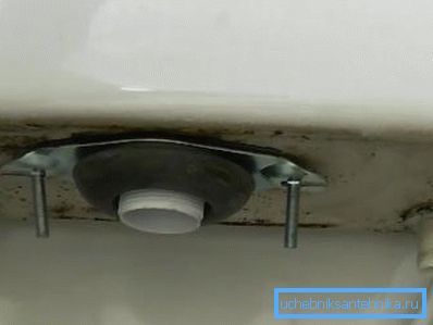 Les boulons fixent les raccords du réservoir et des toilettes