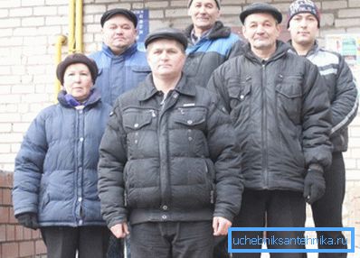 Une équipe de serruriers et artisans est prête à partir. Une équipe de serruriers et artisans est prête à partir.
