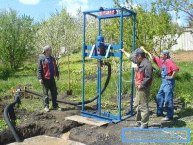 Une équipe de spécialistes effectue le forage rotatif de puits d’eau. Une équipe de spécialistes effectue le forage rotatif de puits d’eau.