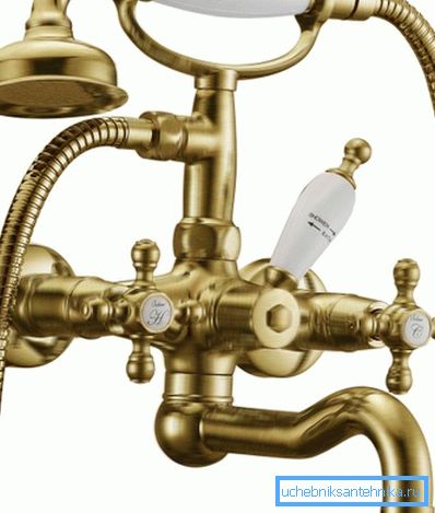 Robinet en bronze avec douche semble luxueux Robinet en bronze avec douche semble luxueux