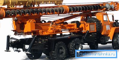Équipement de forage sur la base d'un camion. Équipement de forage sur la base d'un camion.