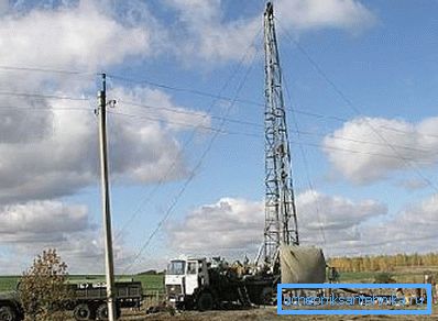 Plateforme pétrolière au travail Plateforme pétrolière au travail