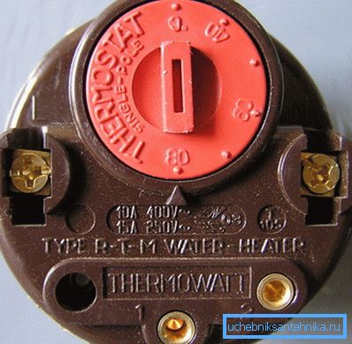 Le plus souvent, les chaudières de chauffage à combustible solide et à l’électricité sont contrôlées par un thermostat.