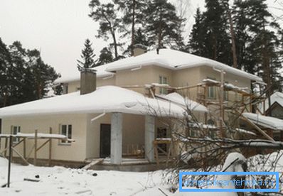 Une maison privée dissipe la chaleur à travers toutes les structures fermantes. Une maison privée dissipe la chaleur à travers toutes les structures fermantes.