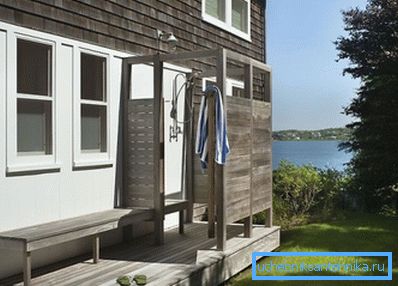 Souvent, une douche d'été est située près de la maison. Souvent, une douche d'été est située près de la maison.