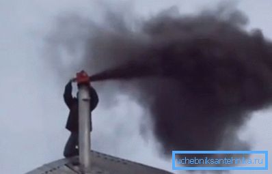 La fumée noire - le premier signe de problèmes avec la cheminée La fumée noire - le premier signe de problèmes avec la cheminée