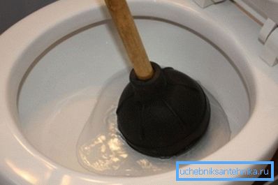 Nettoyage du piston de la toilette. Nettoyage du piston de la toilette.
