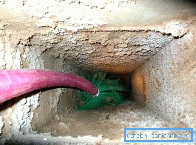 Nettoyage de la ventilation dans un immeuble avec une brosse Nettoyage de la ventilation dans un immeuble avec une brosse