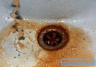 Pour comprendre la cause de la pollution, il est également nécessaire d'inspecter l'évier et le drain à l'endroit où l'eau s'écoule du robinet. Pour comprendre la cause de la pollution, il est également nécessaire d'inspecter l'évier et le drain à l'endroit où l'eau s'écoule du robinet.