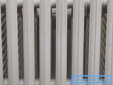 Pour calculer la quantité d'eau contenue dans un radiateur en fonte, multipliez le nombre de nervures par un litre et demi. Pour calculer la quantité d'eau contenue dans un radiateur en fonte, multipliez le nombre de nervures par un litre et demi.