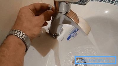 Pour vérifier l’égout, il suffit de recueillir un évier complet et de le vidanger. Pour vérifier l’égout, il suffit de recueillir un évier complet et de le vidanger.
