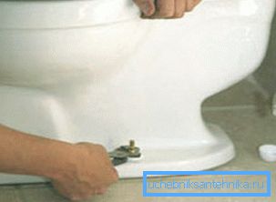 Pour retirer le bol, vous devez dévisser les boulons. Pour retirer le bol, vous devez dévisser les boulons.