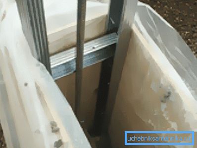 Pour éviter que l'eau de la solution ne soit absorbée par le coffrage et le sol, nous utilisons du polyéthylène.