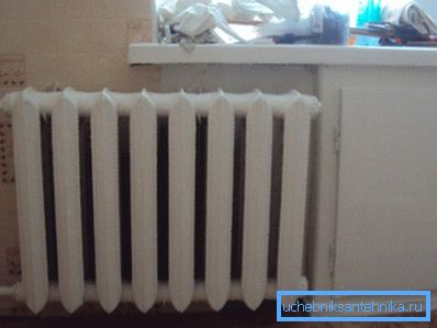 La batterie en fonte convient parfaitement à l'intérieur, en particulier dans la cuisine.