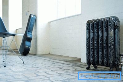 Batterie en fonte dans un style moderne. Batterie en fonte dans un style moderne.