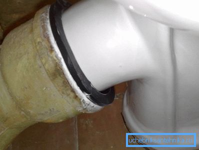 Le tuyau d’égout en fonte de 100 mm raccordé à une cuvette de toilette Le tuyau d'égout en fonte de 100 mm raccordé à une cuvette de toilette