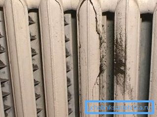 Les radiateurs en fonte sont conçus pour une pression de 9 à 15 atmosphères et peuvent s’effondrer lors d’un coup de bélier. Les radiateurs en fonte sont conçus pour une pression de 9 à 15 atmosphères et peuvent s’effondrer lors d’un coup de bélier.