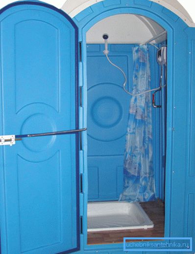 Une douche de campagne ou de bâtiment est nécessaire pour assurer l'hygiène dans les endroits où des difficultés surviennent Une douche de campagne ou de bâtiment est nécessaire pour assurer l'hygiène dans les endroits où des difficultés surviennent