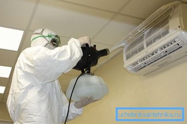 Même les climatiseurs classiques, qui sont un type de système de ventilation, doivent être désinfectés. Même les climatiseurs classiques, qui sont un type de système de ventilation, doivent être désinfectés.