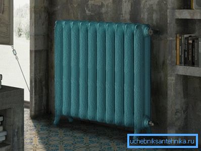 Même un radiateur moderne peut considérablement endommager l'apparence d'une pièce.