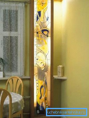Décor de tuyaux de chauffage avec vitrail Décor de tuyaux de chauffage avec vitrail